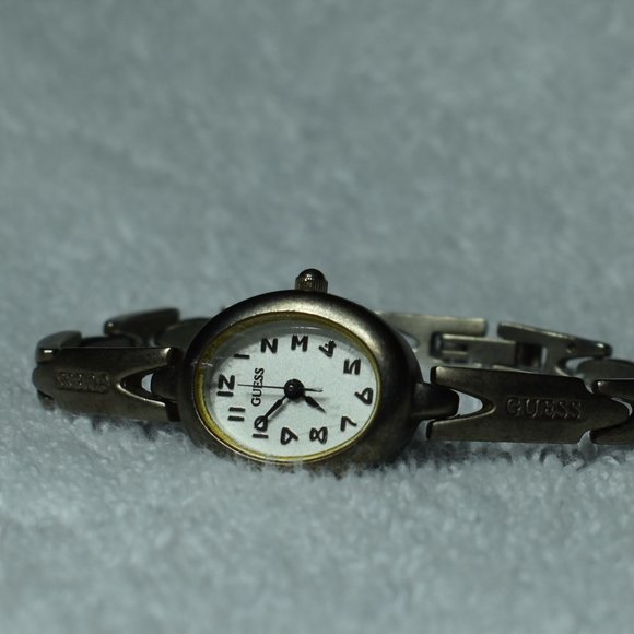 Vintage Guess Titanium Qwartz Watch w/ White Face - Picture 14 of 16